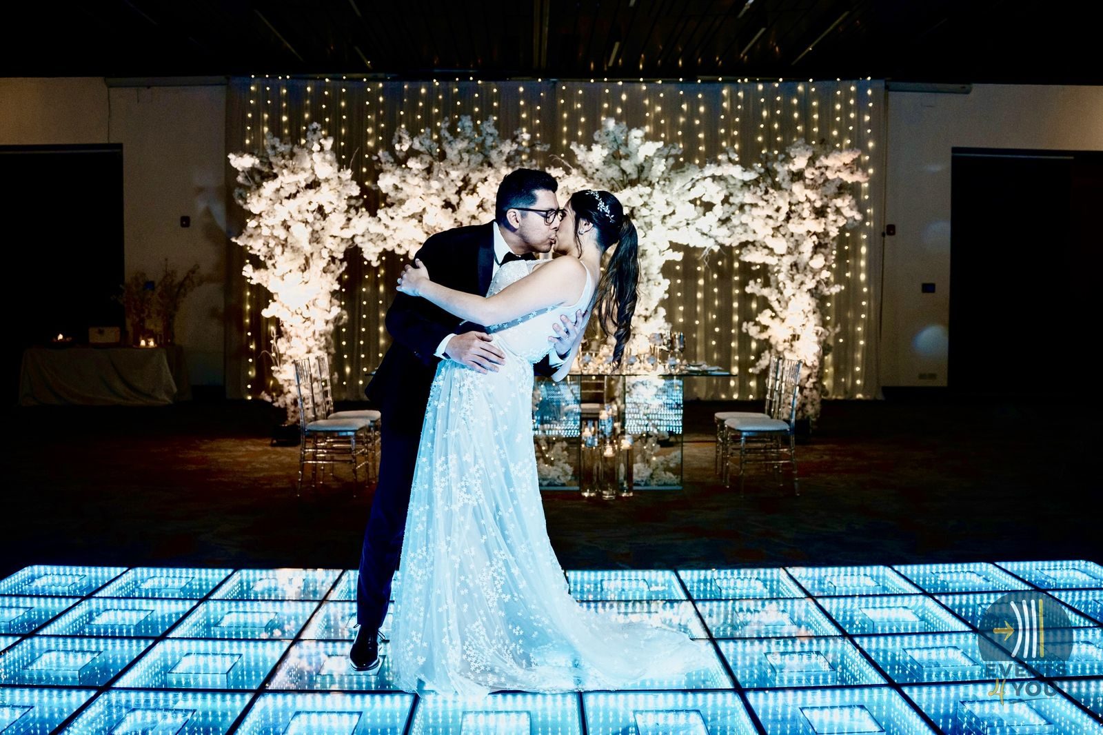 Novios bailando sobre pista LED