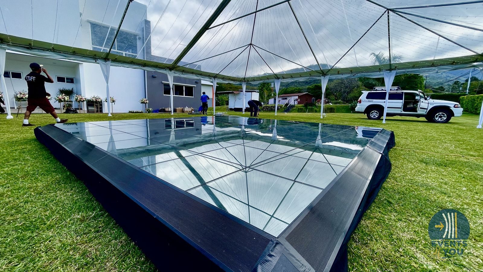 Instalación de carpa transparente para boda