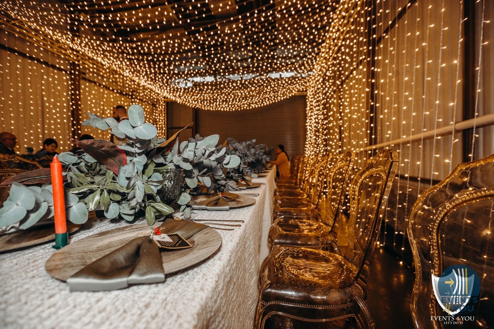 Mesa de celebración con luces cálidas